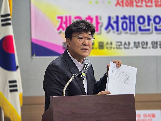 충남 보령·홍성, 전북 군산·부안, 전남 무안·영광 등지에서 모인 어민들이 지난 22일 수협중앙회 충청지부에서 열린 서해안연합회 유류피해기금 권리찾기 진상조사위원회 3차 총회를 열었다. 편도진 위원장이 서해안연합회가 각 지부에서 제출받은 경비 처리 내역을 들고 회원들에게 설명하고 있다. 손성배 기자