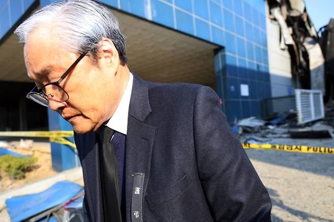 ▲ 대형 화재로 74명의 사상자가 발생한 대전 안전공업의 손주환 대표이사가 23일 오후 합동 감식과 압수수색이 진행 중인 안전공업 본사를 떠나고 있다. [연합뉴스]