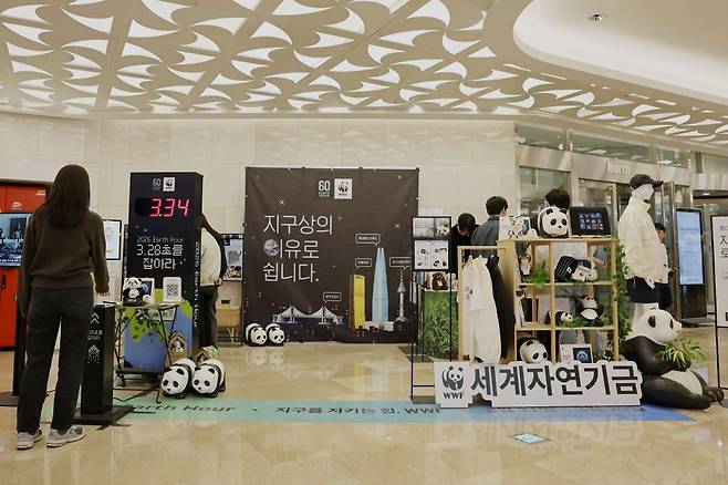 잠실 롯데월드몰에 마련된 시민 참여형 어스아워 홍보부스. 사진=롯데물산