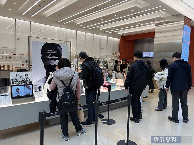 24일 관광객으로 붐비는 서울 용산구 국립중앙박물관 상품관. /사진=이수 기자