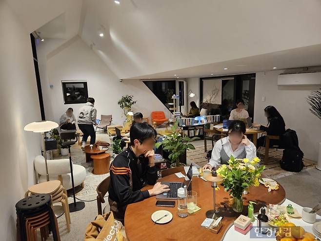 지난 18일 오후 7시 30분 서울 마포구 대흥동의 한 카페에서 2030들이 각자 모여 할 일을 하는 '어드민 나이트'를 하기 위해 모여있다. /사진=박수빈 기자