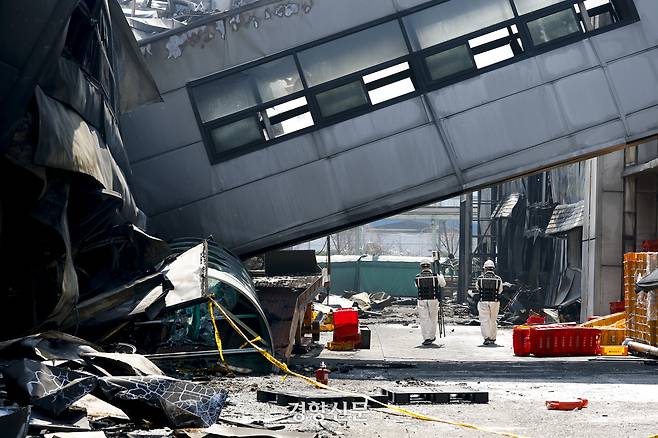 14명의 사망자가 발생한 대전 안전공업 화재 참사 현장에서 23일 경찰과 소방, 국립과학수사원, 고용노동부 등 관계자들이 합동 감식을 진행하고 있다. 대전|문재원 기자