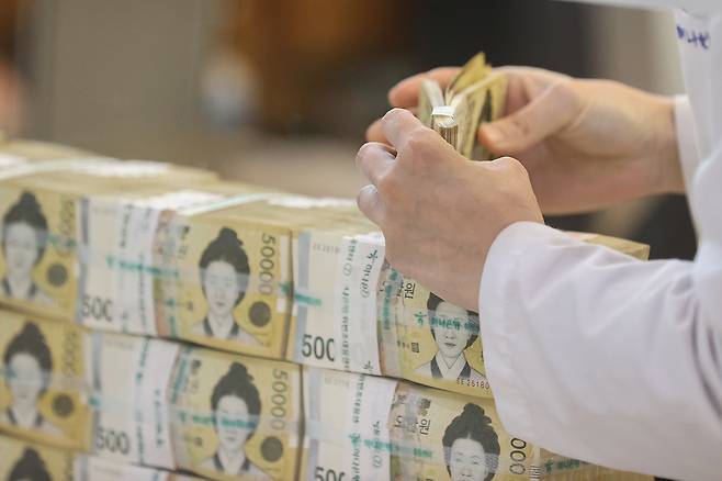 Korean 50,000-won bills are stacked inside a bank in Seoul on Oct. 24, 2022. [YONHAP]