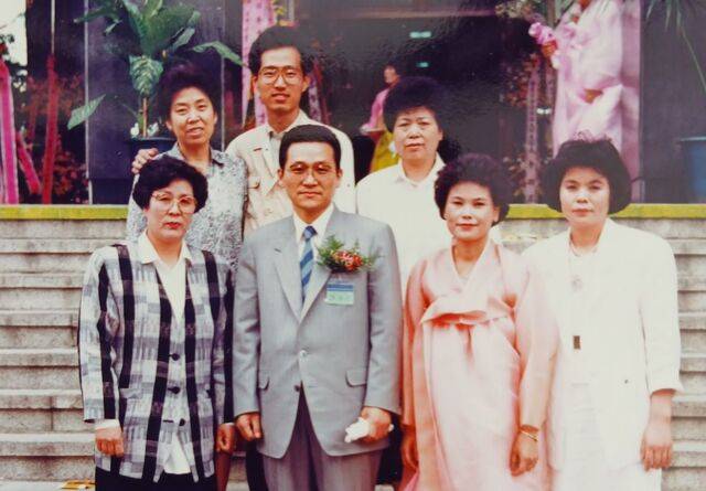 이종근 장로가 1989년 5월 16일에 대구 서문교회에서 장로 임직 후 기념 촬영을 하고 있다.