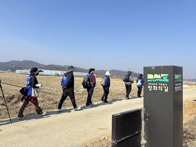 한국기독교장로회  ‘2026 사순절 DMZ 평화순례’ 참석자들이 23일 강원도 철원 DMZ 평화의 길을 따라 걷고 있다.