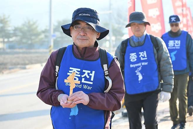한국기독교장로회  ‘2026 사순절 DMZ 평화순례’ 한 참석자가 23일 강원도 철원 DMZ 평화의 길에서 십자가를 들고 걷고 있다. 기장 제공