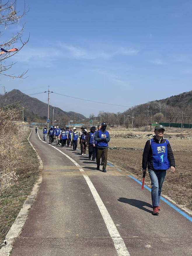 한국기독교장로회  ‘2026 사순절 DMZ 평화순례’ 참석자들이 23일 경기도 연천 DMZ 평화의 길을 따라 걷고 있다.