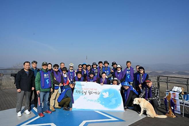 참석자들이 23일 평화 순례에 앞서 진행한 ‘평화통일월요기도회’를 마치고 함께 기념사진을 촬영하고 있다. 기장 제공