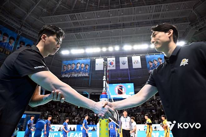 박철우(왼쪽) 우리카드 감독대행과 하현용 KB손해보험 감독대행이 지난달 28일 서울 장충체육관에서 열린 2025-2026 V리그 남자부 맞대결에서 악수하고 있다. 한국배구연맹(KOVO) 제공