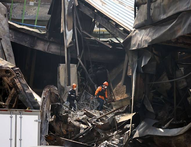 24일 대전 대덕구 소재 자동차 부품 제조업체인 안전공업 주식회사 2일 차 감식에 나선 소방 당국 관계자들이 불에 탄 건물 안으로 진입하고 있다. 연합뉴스