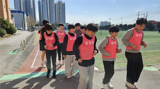 장성중학교 러닝부 학생들이 달리는 기본자세를 배우고 있다. [장성중학교 제공]