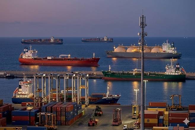 항구에 정박해 있는 유조선들 / 사진=제미나이