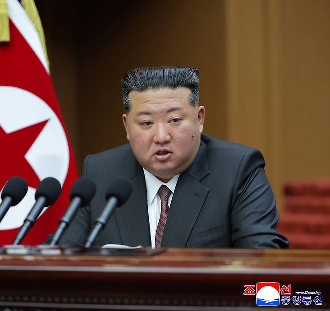 북한은 23일 평양의사당에서 최고인민회의 제15기 1차회의 2일회의를 개최했다고 조선중앙통신이 24일 보도했다.  김정은 국무위원장이 시정연설을 하고 있는 모습. [조선중앙통신·연합뉴스]