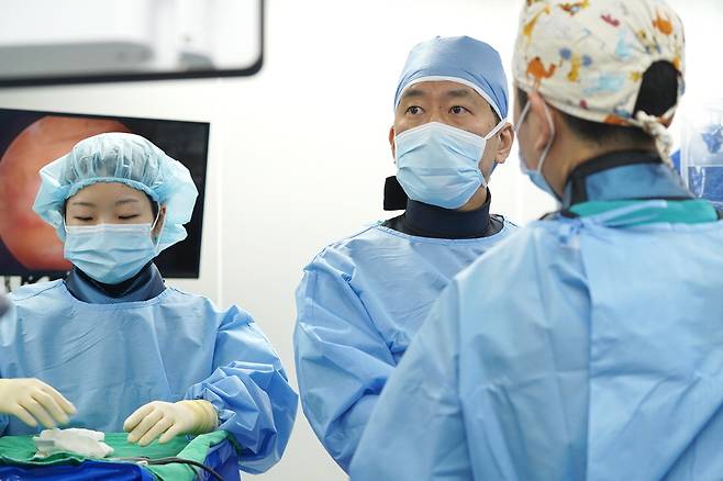 박영섭 박애병원 진료부장(가운데)이 양방향 내시경 수술을 시행하고 있다.