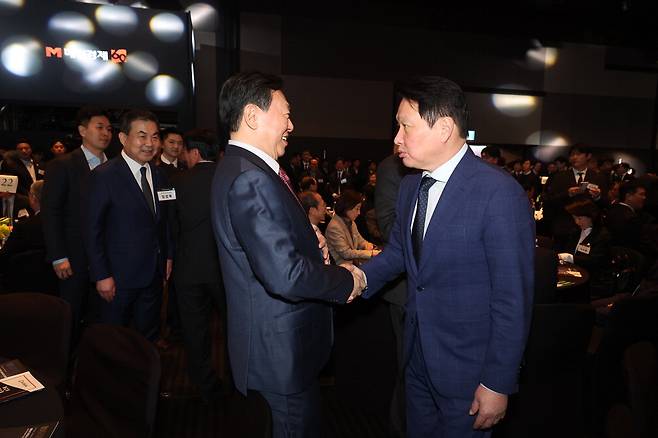 최태원 대한상공회의소 회장(오른쪽)과 신동빈 롯데그룹 회장이 악수하고 있다.