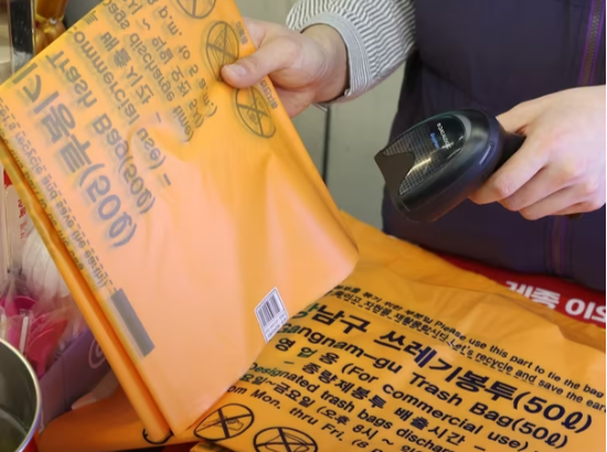 ‘나프타(납사)’ 공급이 불안정해지면서 비닐 수급에 비상이 걸렸다. 24일 서울 강남구의 한 편의점에서 판매하고 있는 종량제봉투. (뉴스1)