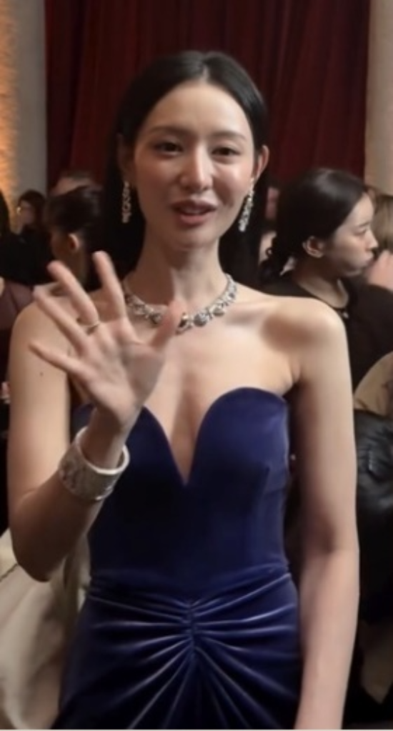 배우 김지원이 이탈리아 밀라노에서 열린 하이 주얼리 행사에서 ‘여신 강림’의 정석을 보여줬다. 사진= 보그 홍콩 SNS