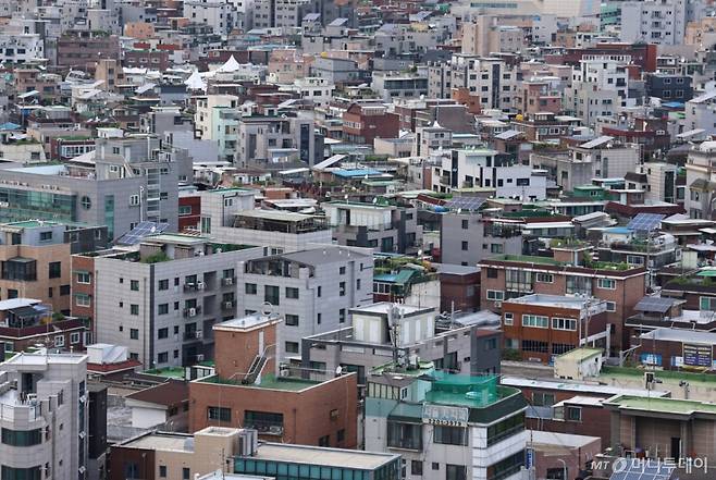 (서울=뉴스1) 구윤성 기자 = 한국주택금융공사(HF)가 오는 28일부터 전세사기 예방을 위한 전세보증 심사 강화 기준을 시행함에 따라 비아파트 시장의 '전세 대란'이 우려된다. 은행 재원 일반 전세 자금 보증과 무주택 청년 특례 전세자금 보증 신청자를 대상으로 임차 보증금과 선순위 채권(기존 대출)을 합친 금액이 집값의 90%를 넘을 경우 앞으로 보증이 거절된다. 주택 가격의 산정 기준은 공시가격의 140%다. 사진은 27일 서울의 한 빌라 밀집 지역. 2025.8.27/뉴스1 Copyright (C) 뉴스1. All rights reserved. 무단 전재 및 재배포, AI학습 이용 금지. /사진=(서울=뉴스1) 구윤성 기자