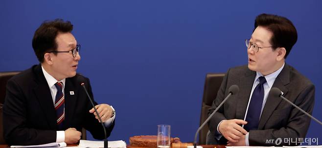 (서울=뉴스1) 허경 기자 = 이재명 대통령이 24일 청와대에서 열린 국무회의에서 김민석 국무총리와 대화하고 있다. (청와대통신사진기자단) 2026.3.24/뉴스1  Copyright (C) 뉴스1. All rights reserved. 무단 전재 및 재배포,  AI학습 이용 금지. /사진=(서울=뉴스1) 허경 기자