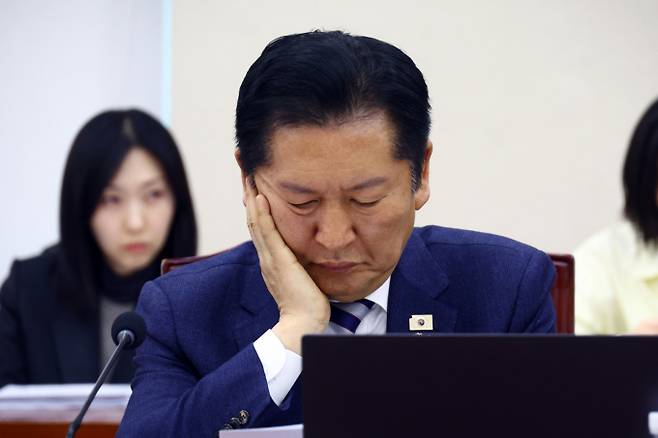 정청래 더불어민주당 대표가 "청년 문제를 해결하는 것은 국가 중심 과제라고 생각하고 있다"고 했다. 사진은 정청래 더불어민주당 대표가 24일 서울 여의도 국회에서 열린 국방위원회 전체회의에서 자료를 읽고 있는 모습. /사진=뉴시스