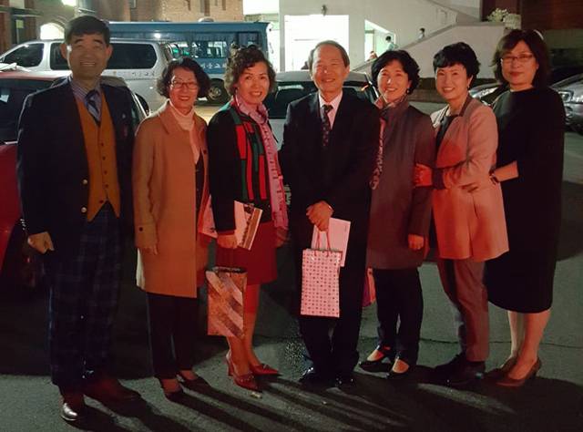 2018년 수원서둔교회 홈커밍데이 때 성수일(가운데) 선생님과 필자(왼쪽)를 비롯한 중등부 제자들이 함께 찍은 사진.