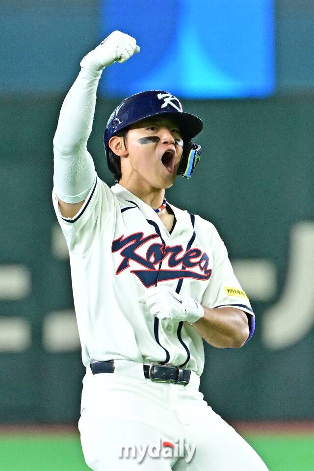 8일 일본 도쿄돔에서 열린 2026 월드 베이스볼 클래식(WBC) 조별리그 한국-대만 경기. 김도영이 8회말 2사 1루에 동점 1타점 2루 적시타를 친 후 기뻐하고 있다./마이데일리