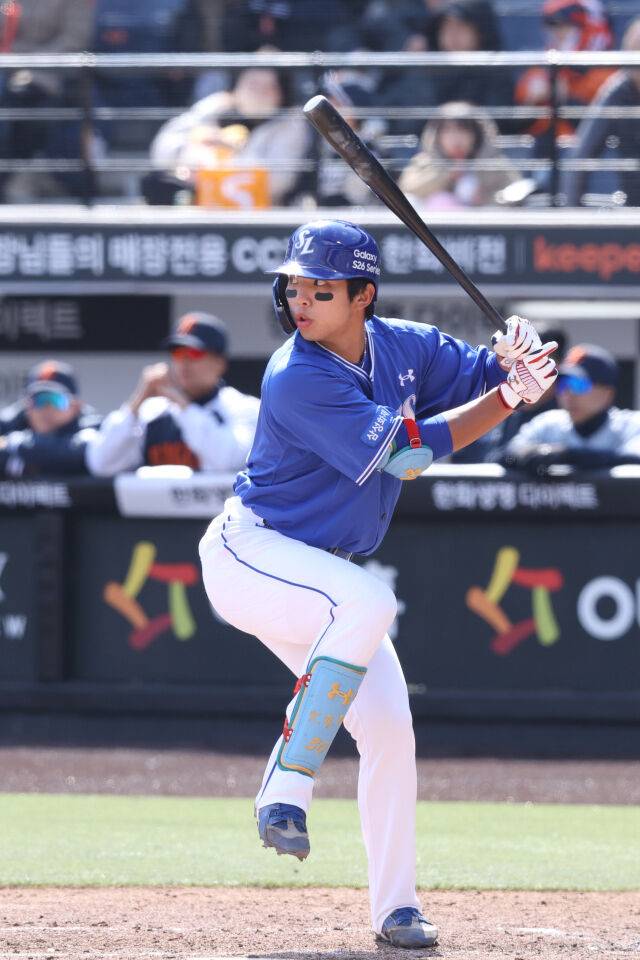 시범경기 초 김영웅의 타격폼. 투수가 공을 던지기 전까지 방망이를 빙빙 돌리며 타이밍을 맞췄다./삼성 라이온즈