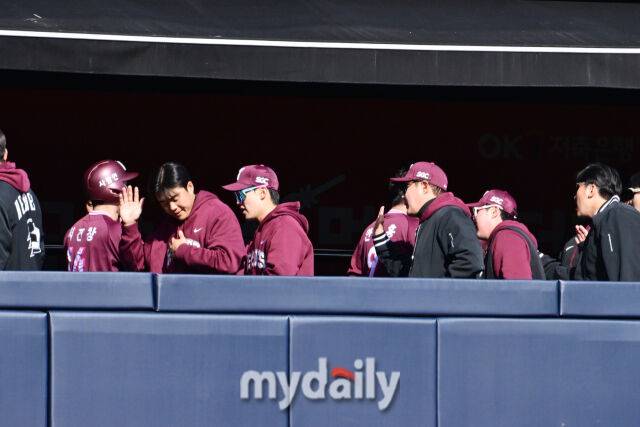 키움 서건창과 안치홍이 19일 오후 경기도 수원KT위즈파크에서 진행된 ‘2026 신한 SOL KBO리그’ 키움-KT의 시범경기 8회초 추재현의 적시타에 득점을 올린 뒤 기뻐하고 있다./수원=곽경훈 기자 kphoto@mydaily.co.kr