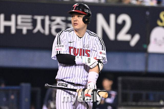 30일 서울 잠실야구장에서 열린 '2025 신한 SOL BANK KBO리그' 두산 베어스와 LG 트윈스 경기.LG 박동원이 3회말 첫 타자로 나와 볼넷으로 출루하고 있다./마이데일리