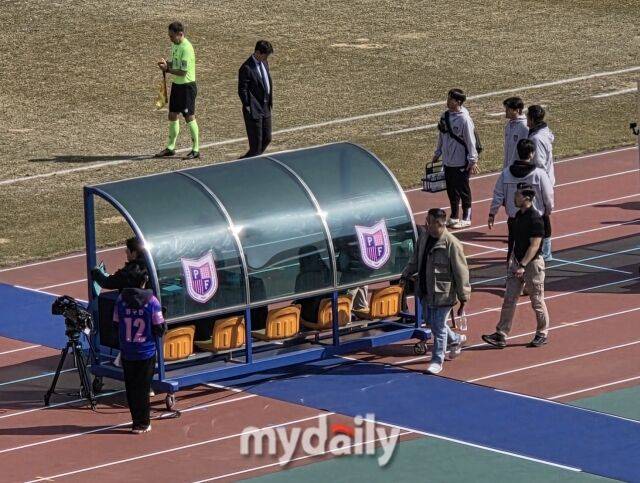 2026년 3월 21일 파주스타디움에서 열린 파주 프런티어와 전남 드래곤즈의 '하나은행 K리그2 2026' 4라운드 경기. 전남 코칭스태프와 파주 장내 아나운서가 충돌했다./파주스타디움=노찬혁 기자