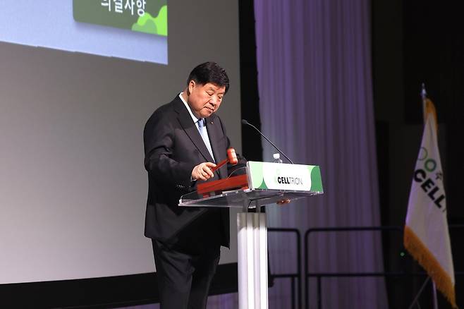 서정진 셀트리온그룹 회장이 24일 인천 송도컨벤시아에서 열린 셀트리온 정기주주총회에서 의사봉을 두드리고 있다. [셀트리온 제공]
