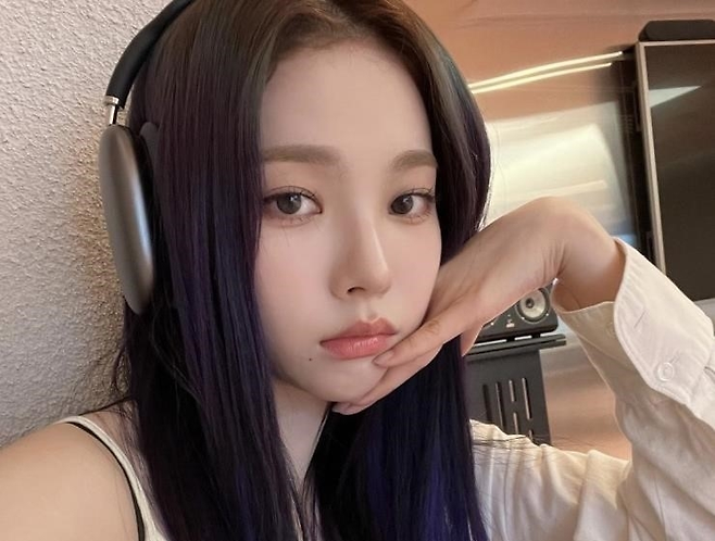 에스파 카리나가 ‘에어팟 맥스’를 착용하고 있는 모습 [SNS]