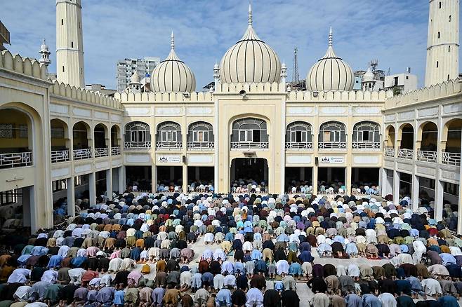 지난 21일 파키스탄 라호르의 바드샤히 모스크에서 무슬림들이 라마단 끝을 기념하는 이드 알피트르 기도를 하고 있다. [AFP]