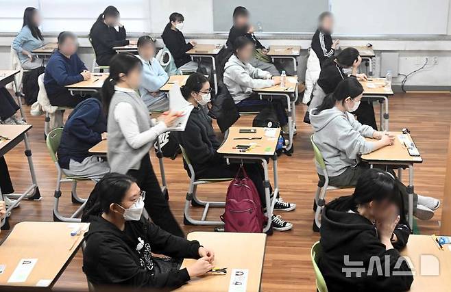[부산=뉴시스] 하경민 기자 = 2026학년도 대학수학능력시험일인 지난해 11월 13일 부산 연제구 연제고등학교에 마련된 시험장에서 고3 수험생들이 차분하게 시험을 준비하고 있다.  이날 부산에서는 수능 지원자 2만8883명이 62개 고사장에서 시험에 응시한다. (공동취재) 2025.11.13. yulnetphoto@newsis.com