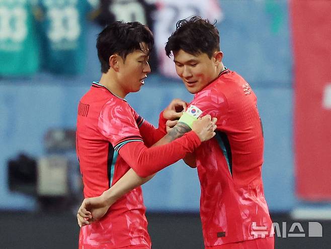 [대전=뉴시스] 조성우 기자 = 14일 오후 대전 유성구 대전월드컵경기장에서 열린 축구 국가대표팀 평가전 대한민국과 볼리비아의 경기, 후반전 한국 손흥민이 교체되며 김민재에게 주장 완장을 채워주고 있다. 2025.11.14. xconfind@newsis.com