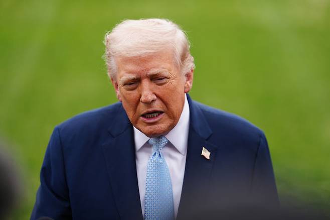 [워싱턴=AP/뉴시스]도널드 트럼프 미국 대통령이 20일(현지 시간) 백악관에서 전용 헬기에 탑승하기 앞서 취재진 질문에 답하고 있다. 2026.03.21.