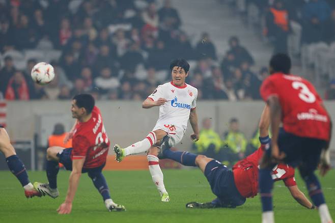 [릴=AP/뉴시스] 츠르베나 즈베즈다(세르비아)의 설영우(가운데)가 19일(현지 시간) 프랑스 릴 스타드 피에르 모루아에서 열린 2025-26 유럽축구연맹(UEFA) 유로파리그(UEL) 16강 플레이오프(PO) 1차전 릴과 경기 중 공을 차고 있다. 설영우는 풀타임을 소화했고, 즈베즈다는 1-0으로 승리해 16강 진출 가능성을 높였다. 2026.02.20.