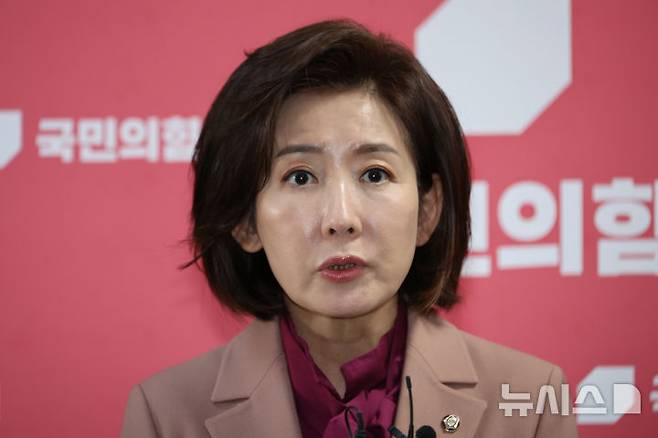 [서울=뉴시스] 김금보 기자 = 나경원 국민의힘 의원 등 국회 법제사법위원회 위원들이 16일 오후 서울 여의도 국회에서 긴급기자회견을 열고 법사위 현안 관련 발언을 하고 있다. 2026.03.16. kgb@newsis.com