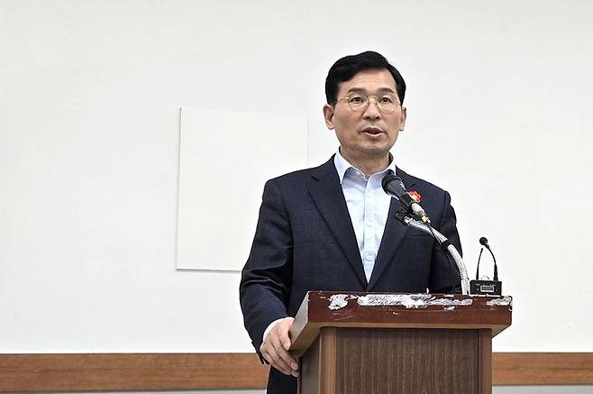 [청주=뉴시스] 임선우 기자 = 더불어민주당 유행열 청주시장 출마예정자가 26일 시청 브리핑룸에서 기자회견을 열어 미투 의혹 제기자에 대한 형사고소 대응 입장을 밝히고 있다. 2026.02.26. imgiza@newsis.com
