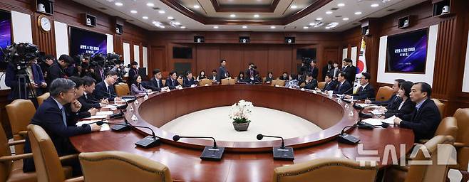 [서울=뉴시스] 김선웅 기자 = 김민석 국무총리가 24일 서울 종로구 정부서울청사에서 열린 글로벌 AI 허브 유치위원회에서 모두발언을 하고 있다. 2026.03.24. mangusta@newsis.com