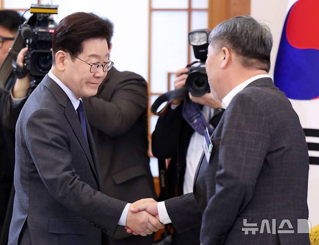 [서울=뉴시스] 고범준 기자 = 이재명 대통령이 24일 청와대에서 열린 한국노동조합총연맹 초청 간담회에 입장하며 김동명 위원장과 인사하고 있다. (청와대통신사진기자단) 2026.03.24. bjko@newsis.com