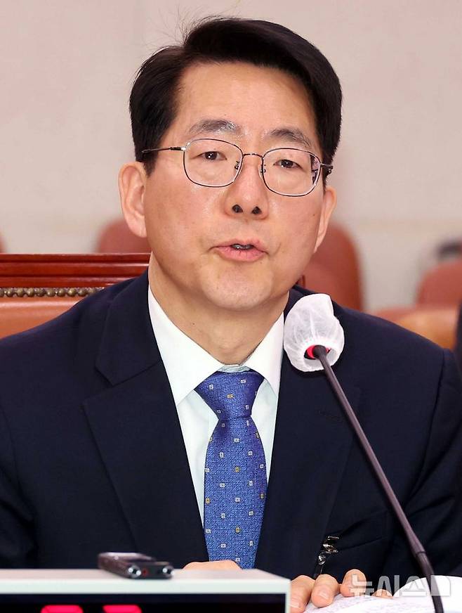 [서울=뉴시스] 조성봉 기자 = 황종우 해양수산부 장관 후보자가 23일 오전 서울 여의도 국회 농림축산식품해양수산위원회에서 열린 인사청문회에서 의원 질의에 답변하고 있다. 2026.03.23. suncho21@newsis.com