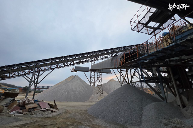 뚜안 씨가 일했던 경기도 이천시 호법면에 있는 골재 제조업체 ‘중앙산업’의 야적장 모습. 대형 컨베이어벨트 아래 분쇄된 자갈이 수북이 쌓여있다.
