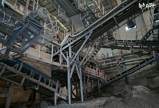 뚜안 씨가 일했던 '중앙산업' 자갈 골재 공장의 내부 모습. 공장 가득 대형 컨베이어벨트가 설치돼 있다. 컨베이어벨트는 끼임 사고가 빈발하는 대표적인 위험 설비로, 작동 중 사람의 접근을 차단하는 방호울이나 덮개, 자동멈춤장치 등의 안정장치가 필수다. 하지만 이 공장에는 그런 안전장치가 거의 없었다. 현재 작업중지 명령이 내려진 곳이지만, 사고 현장의 출입구가 일부 개방돼 있어 사진촬영이 가능했다.