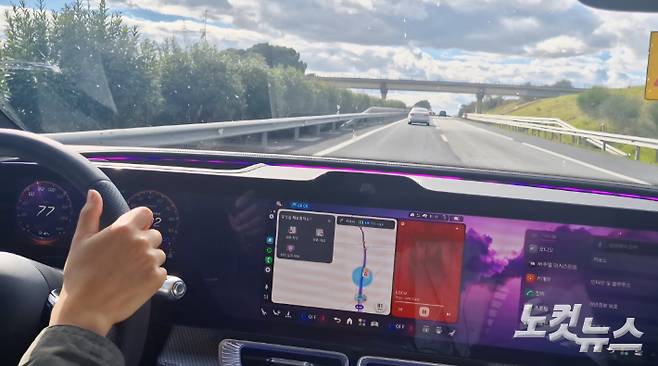 앞 차량이 갑자기 끼어들자 시스템이 즉각 반응해 시속 120㎞에서 안전거리를 확보할 수 있는 속도로 자동 감속했다. 박희원 기자