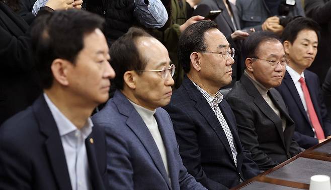 22일 오전 국민의힘 대구시당에서 열린 장동혁 대표와 지역 국회의원의 비공개 연석회의에서 주호영 의원이 눈을 감고 있다. 장 대표는 이날 대구시장 공천과 관련해 지역의원들을 만나러 왔다. 연합뉴스