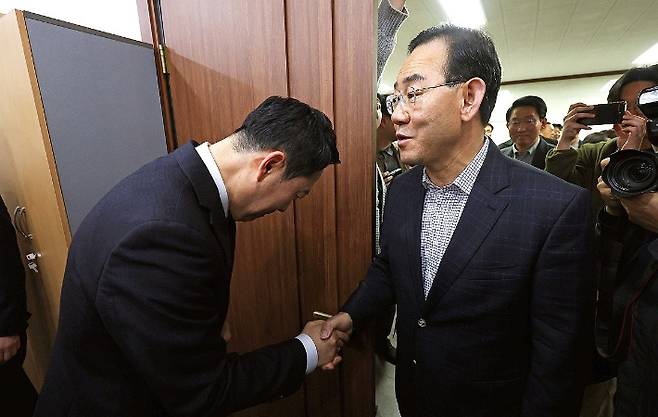 22일 오전 국민의힘 대구시당에서 열린 장동혁 대표와 지역 국회의원의 비공개 연석회의에서 주호영 의원이 장 대표와 악수를 하고 있다. 연합뉴스