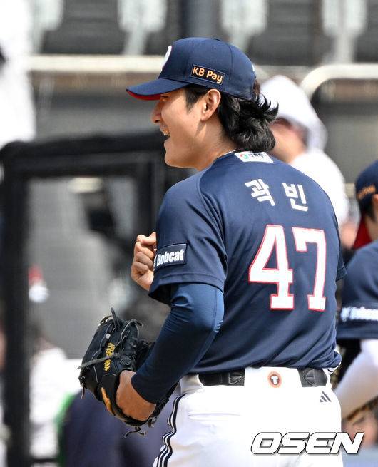 [OSEN=수원, 이대선 기자] 23일 경기도 수원 KT위즈파크에서 ‘2026 신한 SOL KBO리그’ 시범경기 KT 위즈와 두산 베어스의 경기가 열렸다.시범경기는&nbsp;오는 24일까지 각 팀당 12경기씩 총 60경기가 펼쳐진다.3회말 2사에서 두산 곽빈이 KT 김현수를 삼진으로 처리하고 더그아웃으로 가며 미소짓고 있다. 2026.03.23 / sunday@osen.co.kr