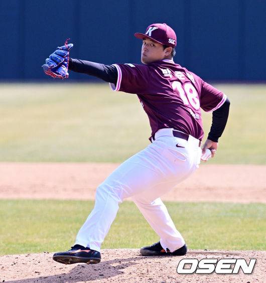 [OSEN=수원, 지형준 기자] 20일 경기도 수원 KT위즈파크에서 ‘2026 신한 SOL KBO리그’ 시범경기 KT 위즈와 키움 히어로즈의 경기가 열렸다.KT는 10위(1승 2무 4패), 키움는 공동 8위(2승 1무 4패)를 기록중이다. 5회말 키움 박준현이 역투하고 있다. 2026.03.20&nbsp;/ jpnews@osen.co.kr