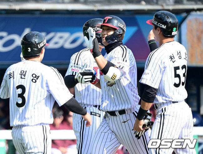 [OSEN=잠실, 최규한 기자] 23일 서울 잠실야구장에서 ‘2026 신한 SOL KBO리그’ LG 트윈스와 키움 히어로즈의 시범경기가 열렸다.홈팀 LG는 라클란 웰스, 방문팀 키움은 하영민을 선발로 내세웠다.7회말 2사 만루 상황 LG 송찬의가 추격의 좌월 만루포를 날리고 홈을 밟은 뒤 선행주자들과 기뻐하고 있다. 2026.03.23 / dreamer@osen.co.kr